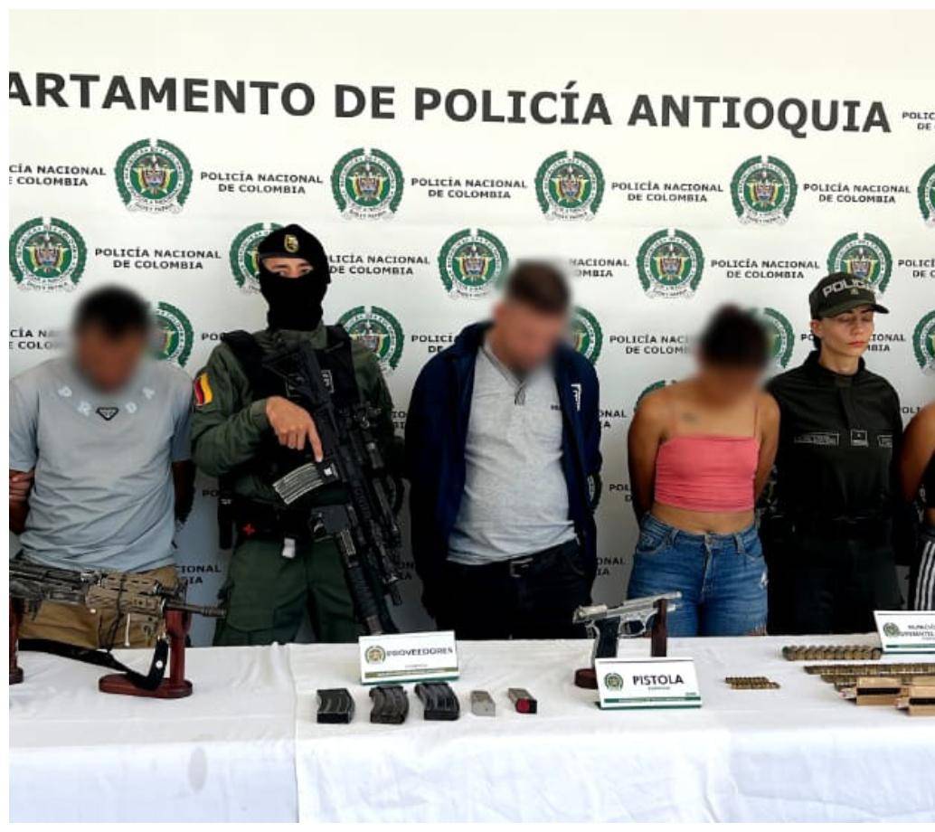 En la imagen, los cuatro capturados en Andes en dos diligencias de allanamiento. FOTO Cortesía Policía Antioquia. 