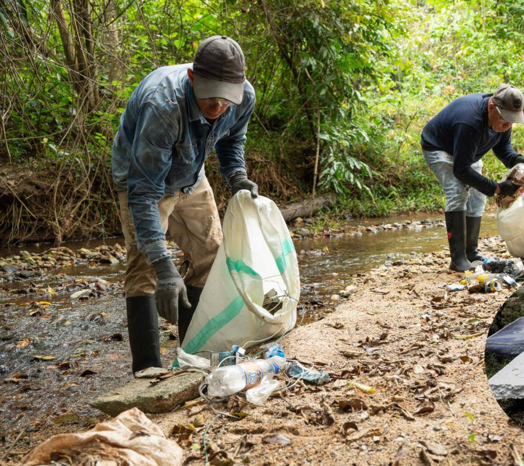 En la imagen principal, la limpieza que adelantaron en las zonas de jurisdicción de Cornare; en la miniatura, una imagen de referencia de colchones. FOTOS Cornare y Jaime Pérez.