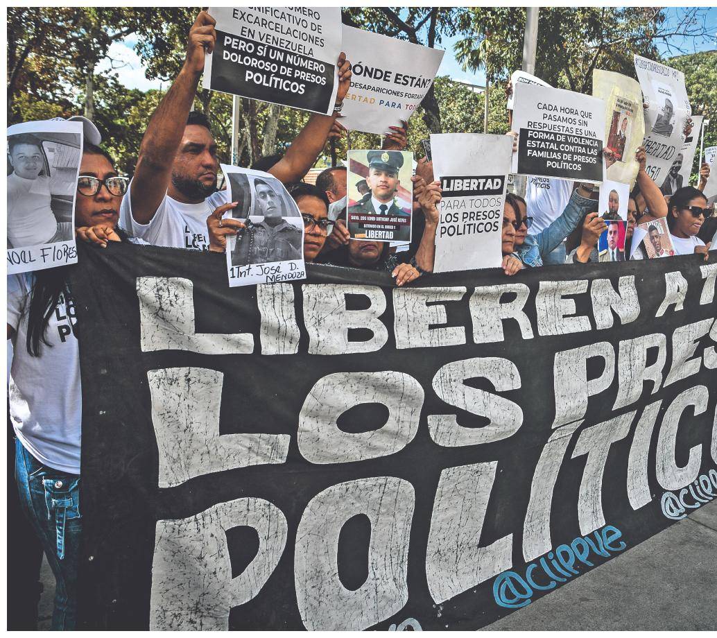 Las familias y cercanos de los cientos de presos políticos que aún siguen recluidos en Venezuela. FOTO Cortesía GETTY. 