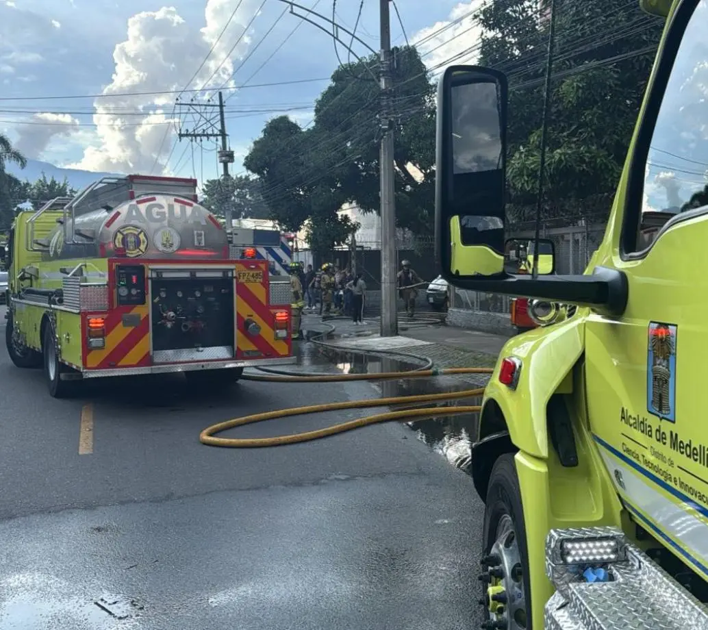 Los bomberos en el lugar del incendio haciendo labores de enfriamiento y remoción de escombros. FOTO Dagrd.