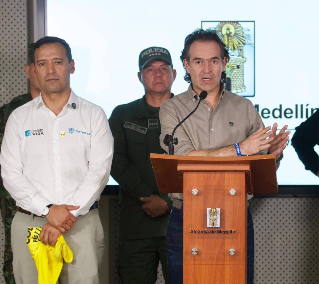 El alcalde de Medellín, Federico Gutiérrez, en compañía del ministro de Defensa, Pedro Sánchez, y el secretario de Seguridad de Antioquia, Luis Martínez, tras la reunión que se llevó a cabo en la capital antioqueña. FOTO: Cortesía Alcaldía de Medellín. 