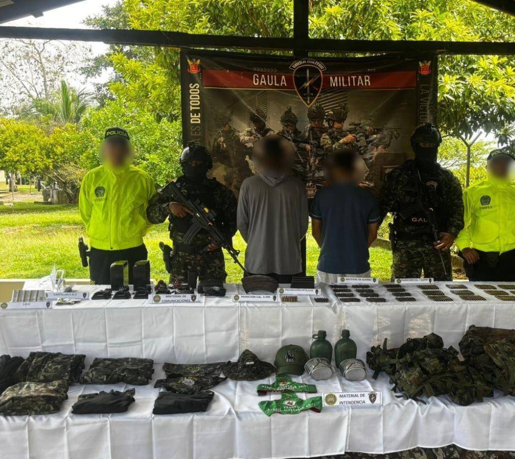 A ‘Comején’ y ‘Olimpo’ los cogieron con 600 cartuchos de diferente calibre y material de guerra. FOTO Ejército Nacional.