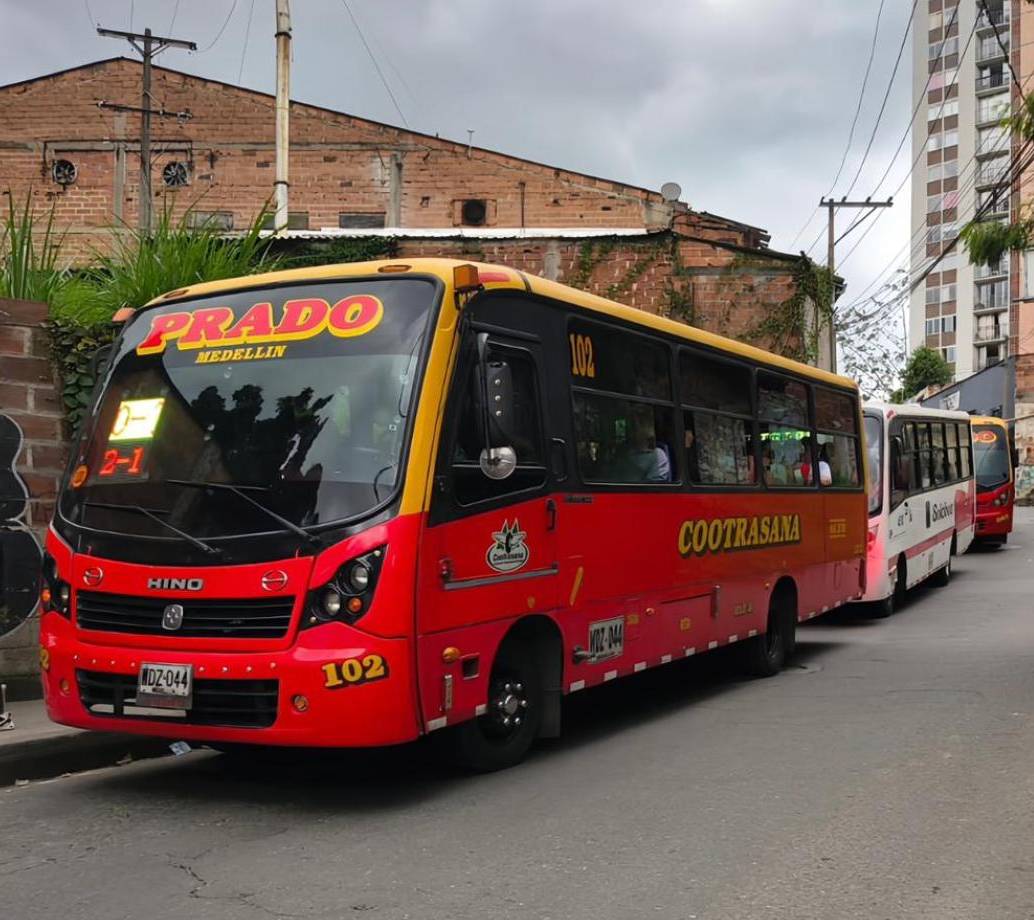 Los buses de las empresas Solobus y Cootrasa siguen operando con normalidad a pesar de la emergencia en el puente de La Limona en Itagüí. FOTO Cortesía Área Metropolitana. 