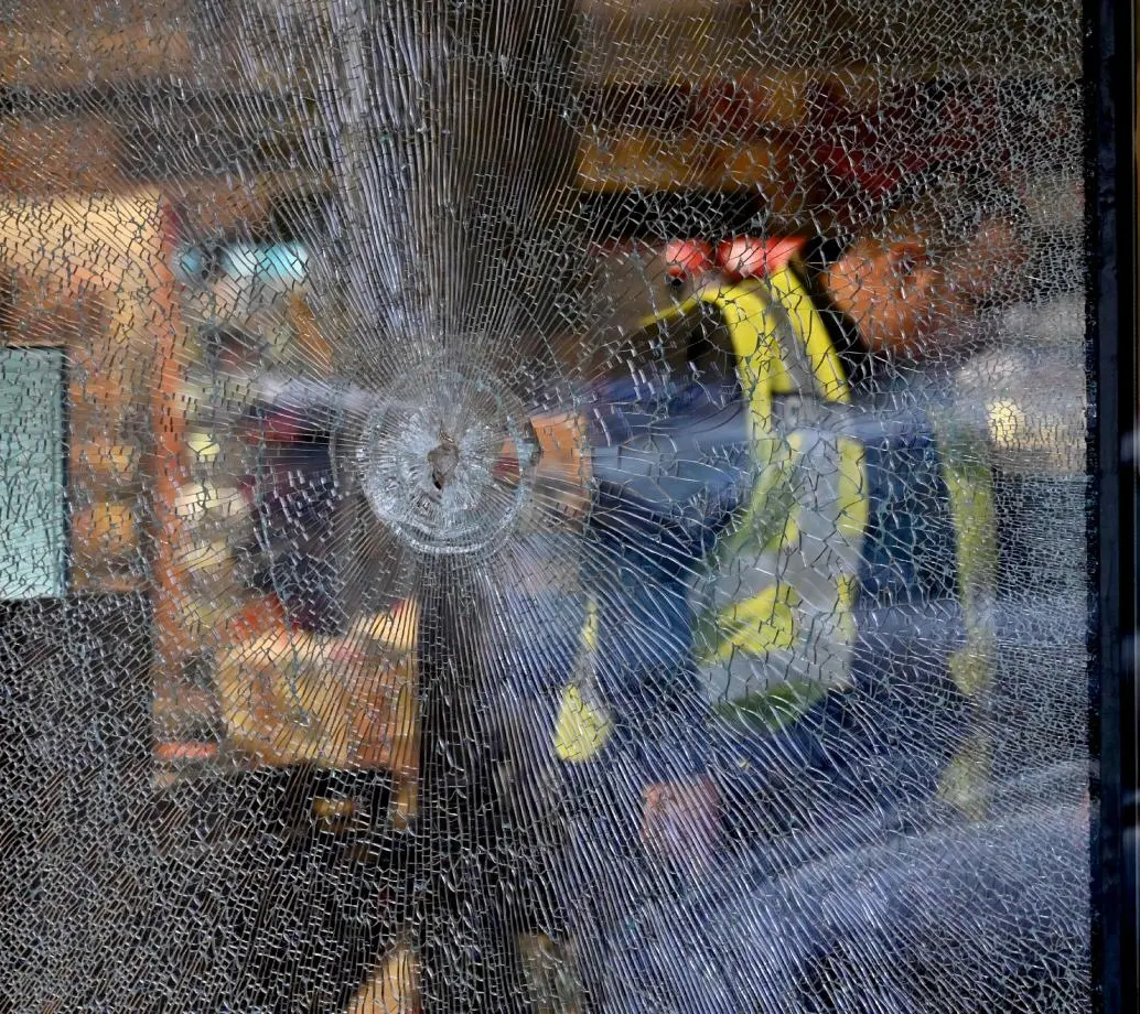 En el supermercado donde se resguardó el presunto responsable, con varios rehenes, hubo disparos. FOTO AFP.