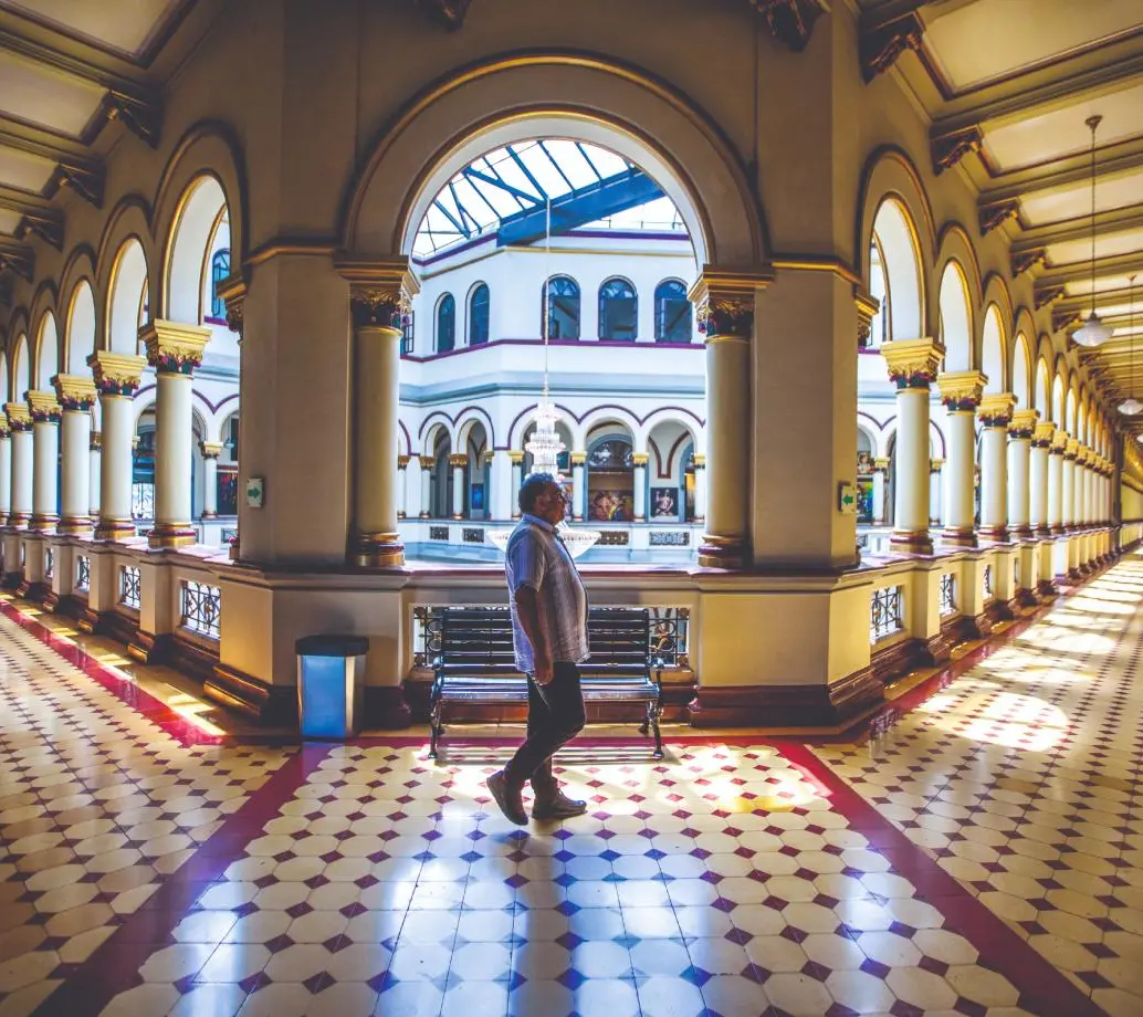Los largos pasillos del histórico y tradicional Palacio Nacional en el centro de Medellín, que está próximo a cumplir un siglo. FOTO Julio César Herrera.