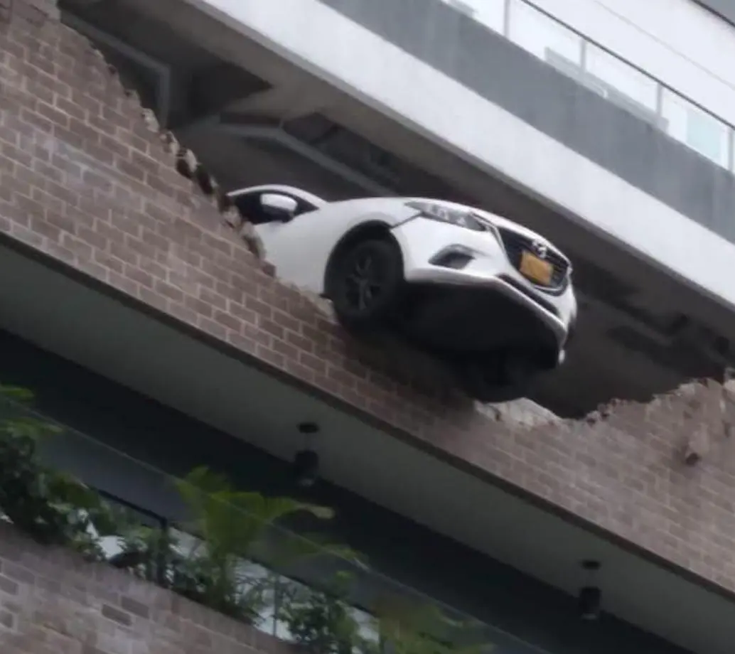 Así quedó el carro en un parqueadero de Envigado, a punto de caer al vacío. Imagen tomada de redes sociales.