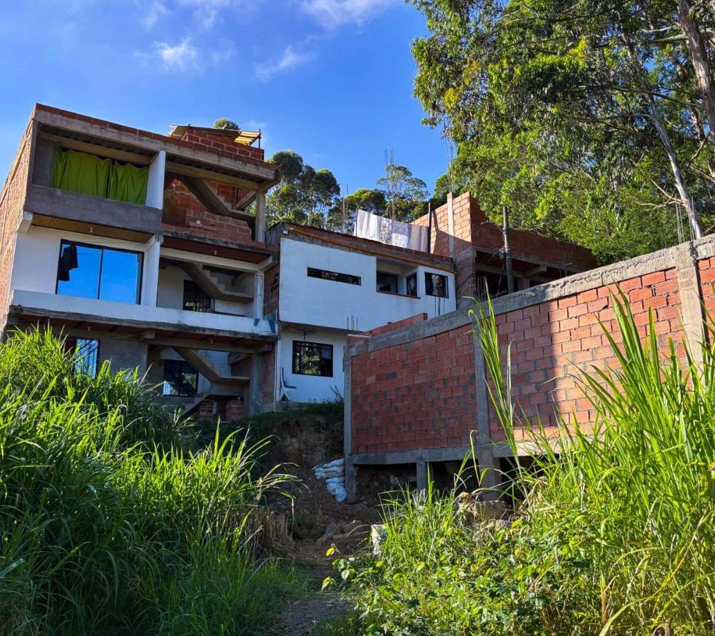 La gravedad de estas ocupaciones radica en que los predios afectados forman parte de la hoja de ruta del crecimiento de la ciudad. FOTO Alcaldía de Medellín. 