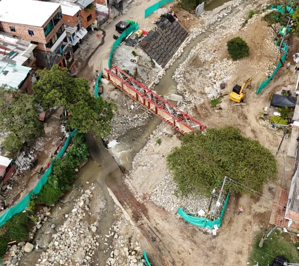 Una de las 6 obras que adelanta la alcaldía en las quebradas priorizadas de la ciudad. FOTO Alcaldía de Medellín. 