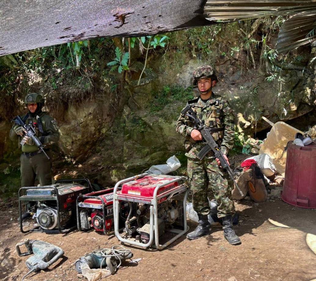 Uniformados del Ejército tras intervenir las unidades de minería ilegal. FOTO Cuarta Brigada.