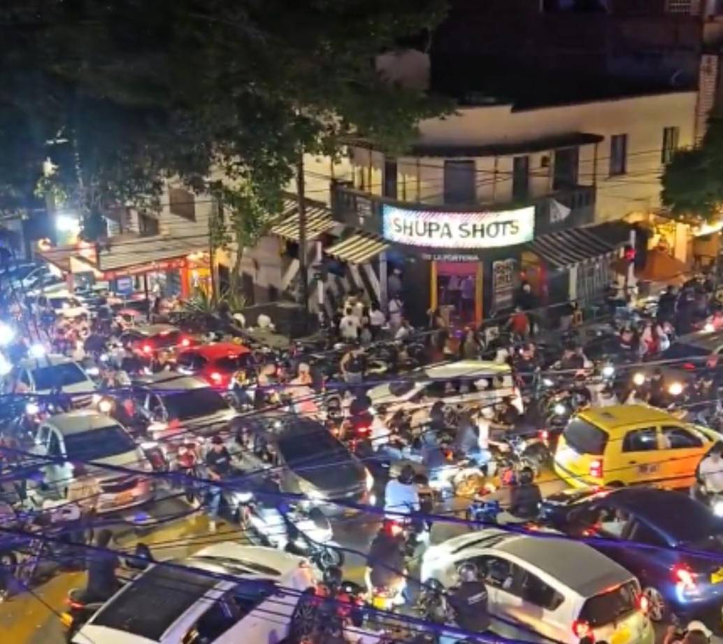 Así luce Manrique en una noche de sábado, justo en la intersección de la carrera 45 con la calle 69, por donde también opera el Metroplús que muchas veces sólo puede llegar hasta la estación Hospital. FOTO Cortesía redes sociales.