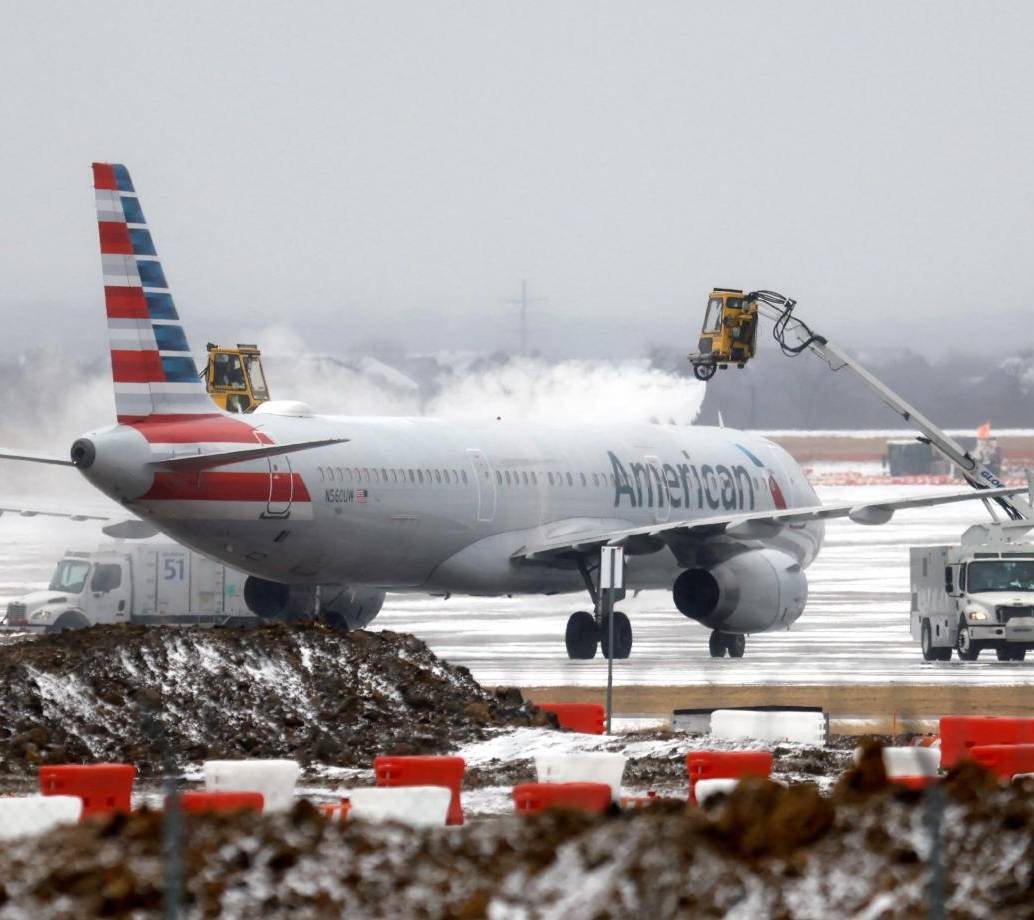 Así luce uno de los aviones en EE.UU. tras la fuerte tormenta que genera preocupación en varios estados. FOTO Cortesía AFP. 
