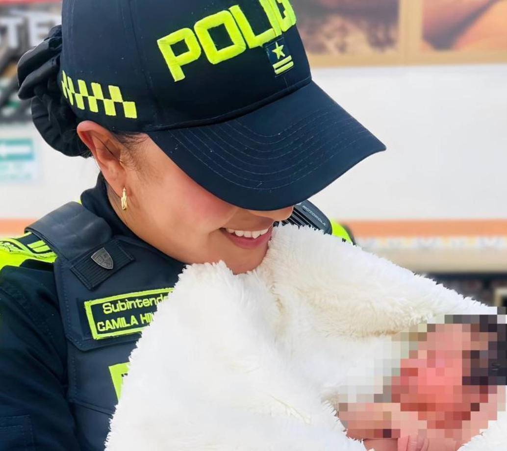 En la imagen, la Subintendente Camila Hinestroza y Gabriela, la recién Nacida. FOTO Policía Metropolitana.