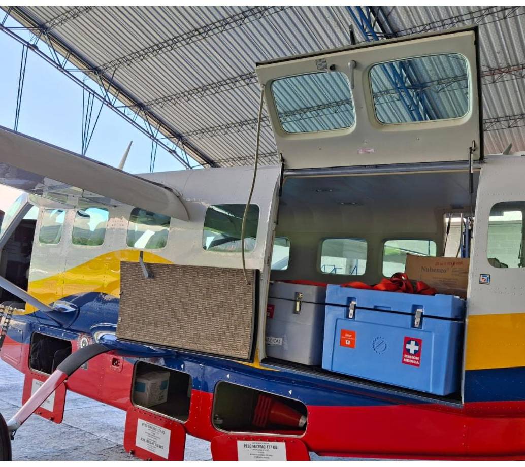 Así llegan algunos de los medicamentos y vacunas al Urabá antioqueño, una de las subregiones más críticas por las fuertes lluvias en el departamento. FOTO Cortesía Gobernación de Antioquia. 