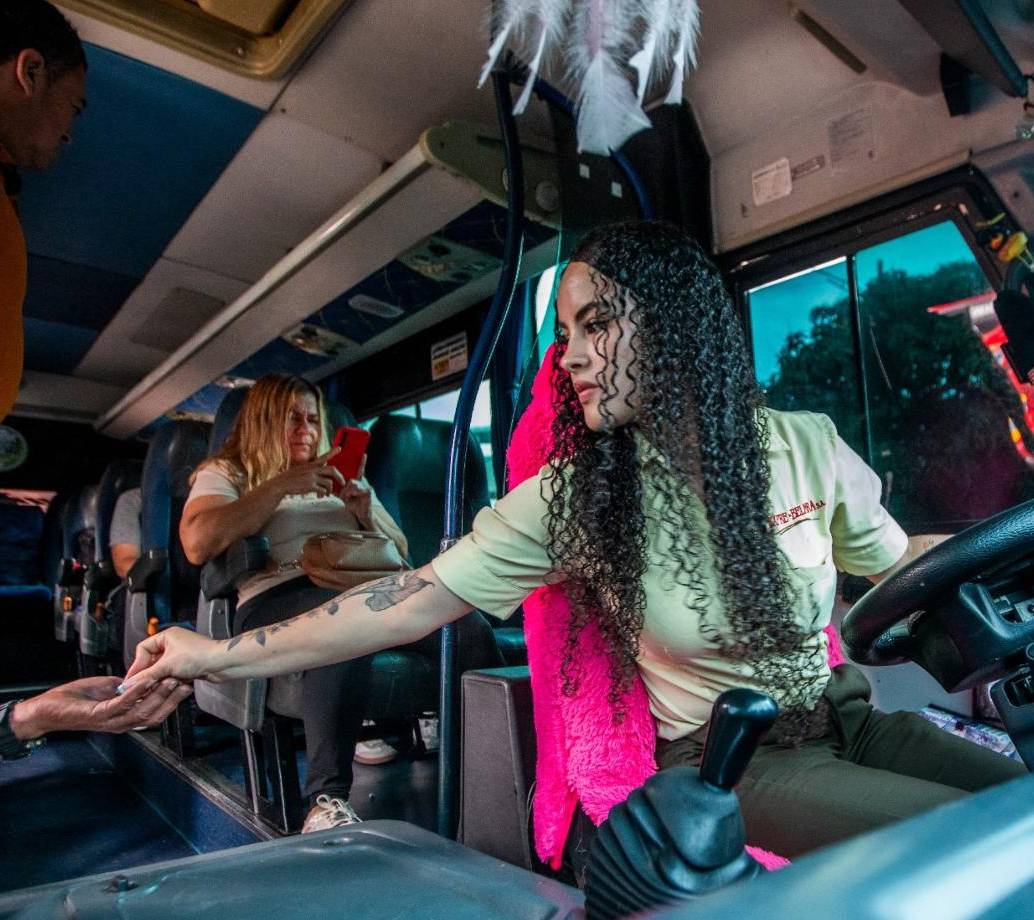 Émily Medina siempre soñó con manejar un carro grande. De niña su padre la subía en la cabina de su carro tanque. FOTO Julio César Herrera. 