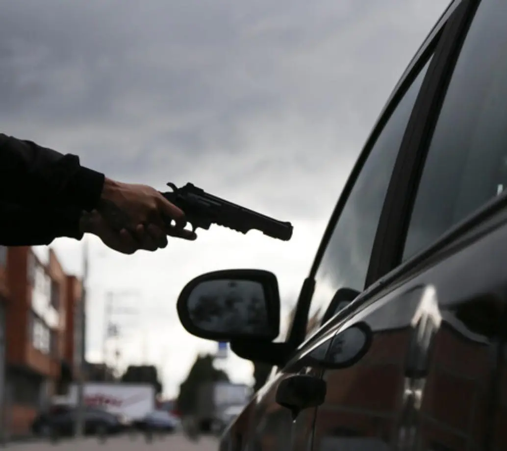 Imagen de referencia de un ataque con arma de fuego a un vehículo particular. FOTO COLPRENSA.