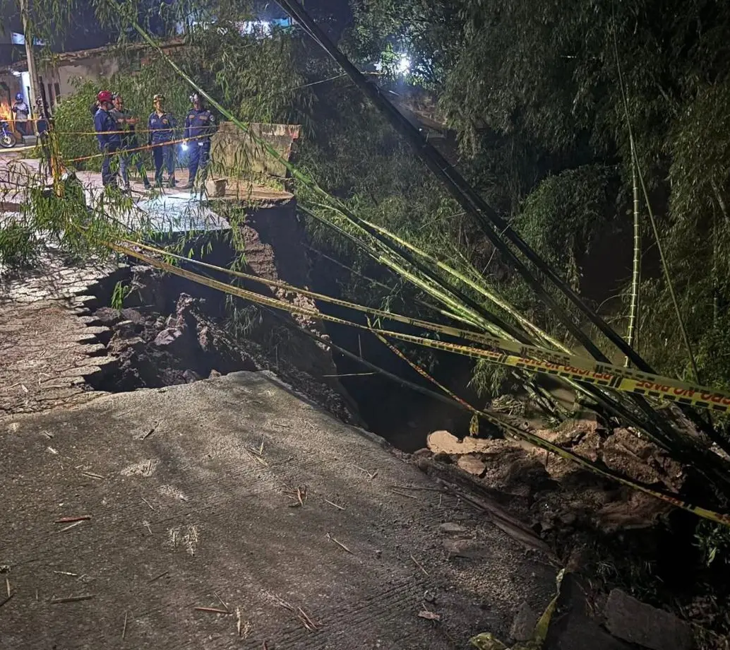 Así quedó el puente “Los Nenes” tras colapsar una parte de su estructura. FOTO Cuerpo de Bomberos de Amagá