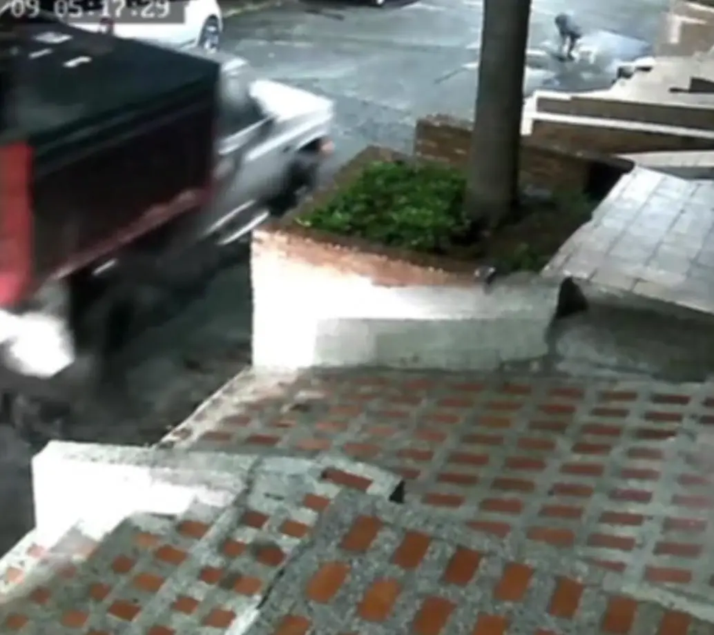 Imagen previa al atropellamiento que le arrebató la vida a una adulta mayor y a su mascota. FOTO: Cortesías Denuncias Antioquia