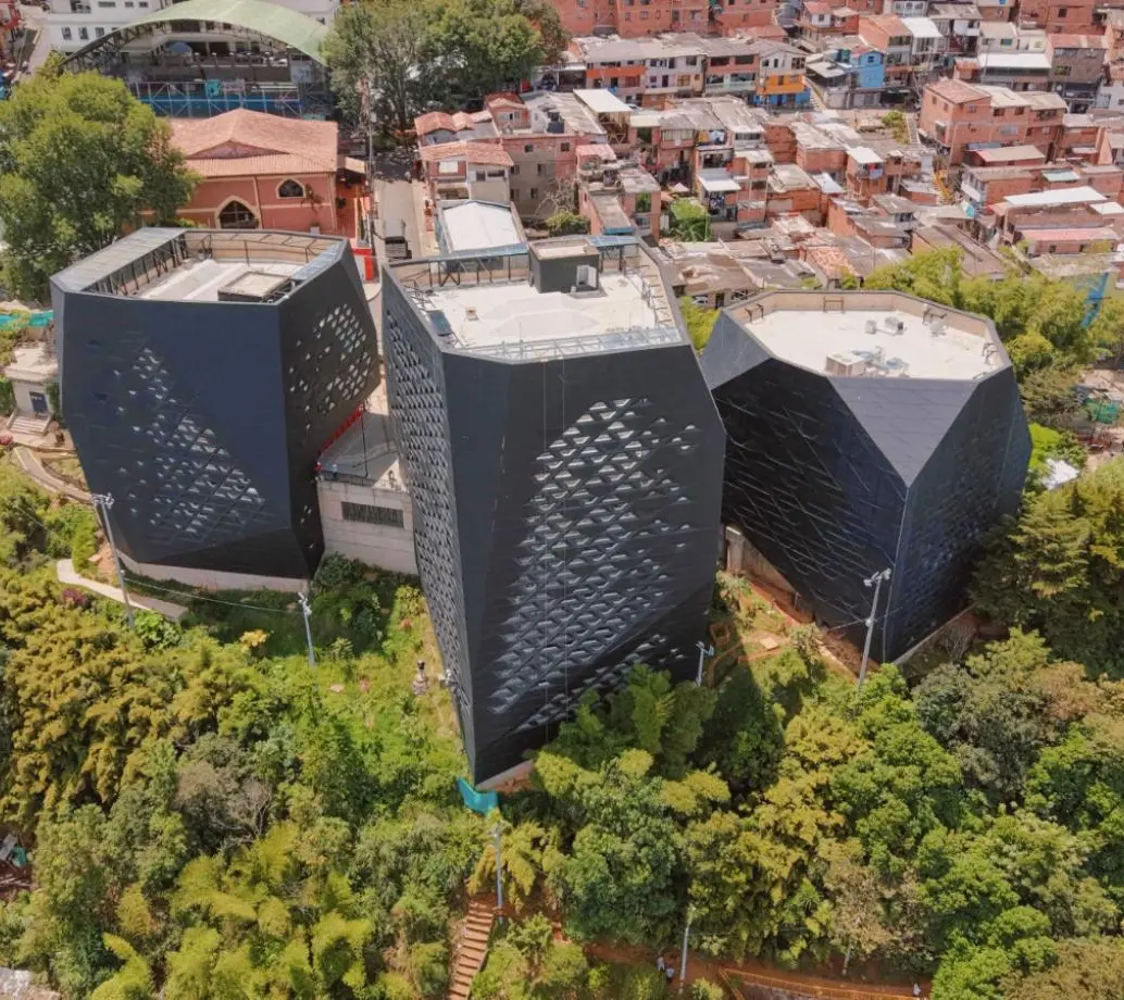 Así luce el renovado Parque Biblioteca Santo Domingo Savio, en el nororiente de la ciudad, que abrió sus puertas tras 11 años. FOTO Alcaldía de Medellín.