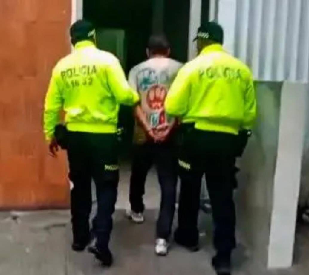 Momento de la captura del hoy procesado por acceso carnal violento agravado y violencia intrafamiliar agravada. Imagen tomada de video de Policía. 