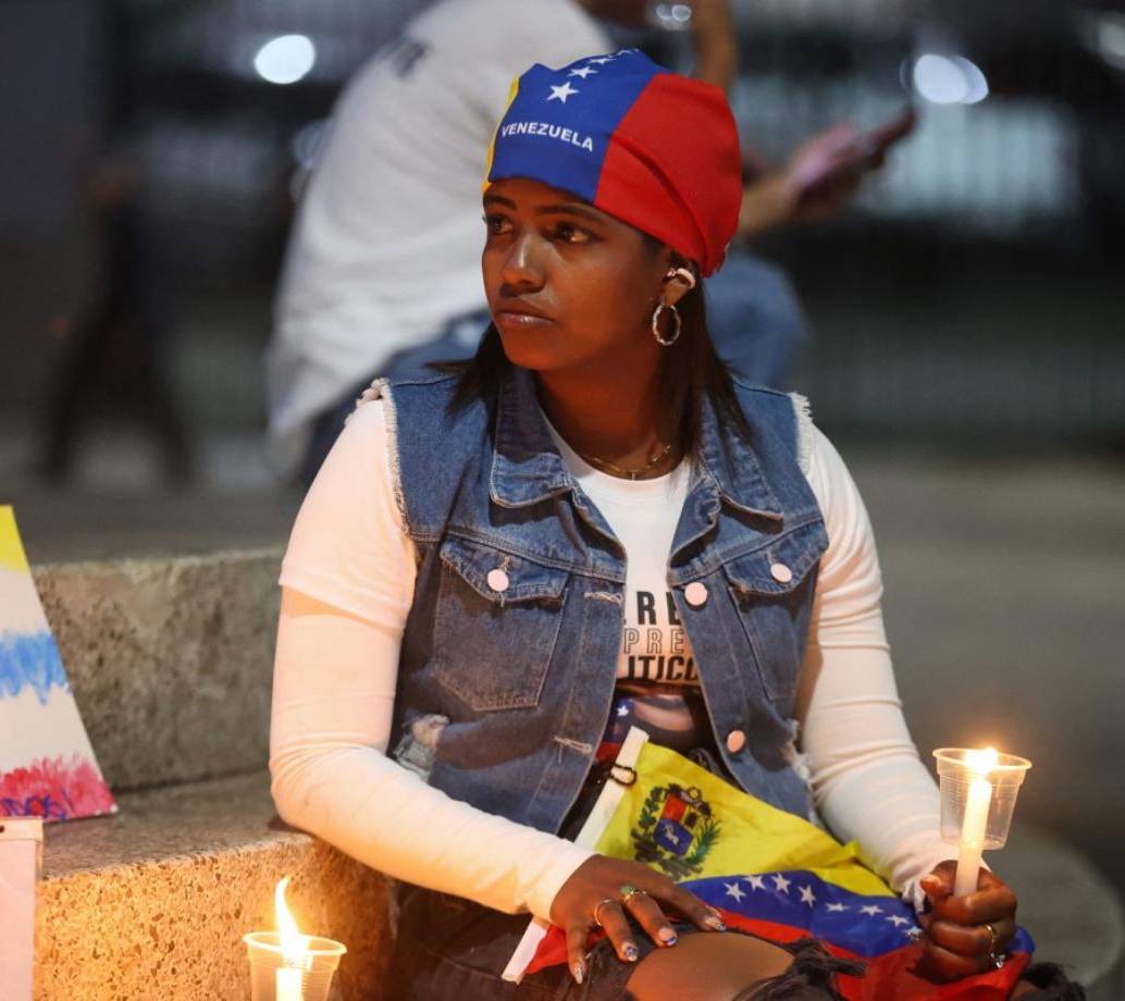 Una de las familiares de un preso político en Venezuela, a la espera de su libertad. FOTO Cortesía AFP.