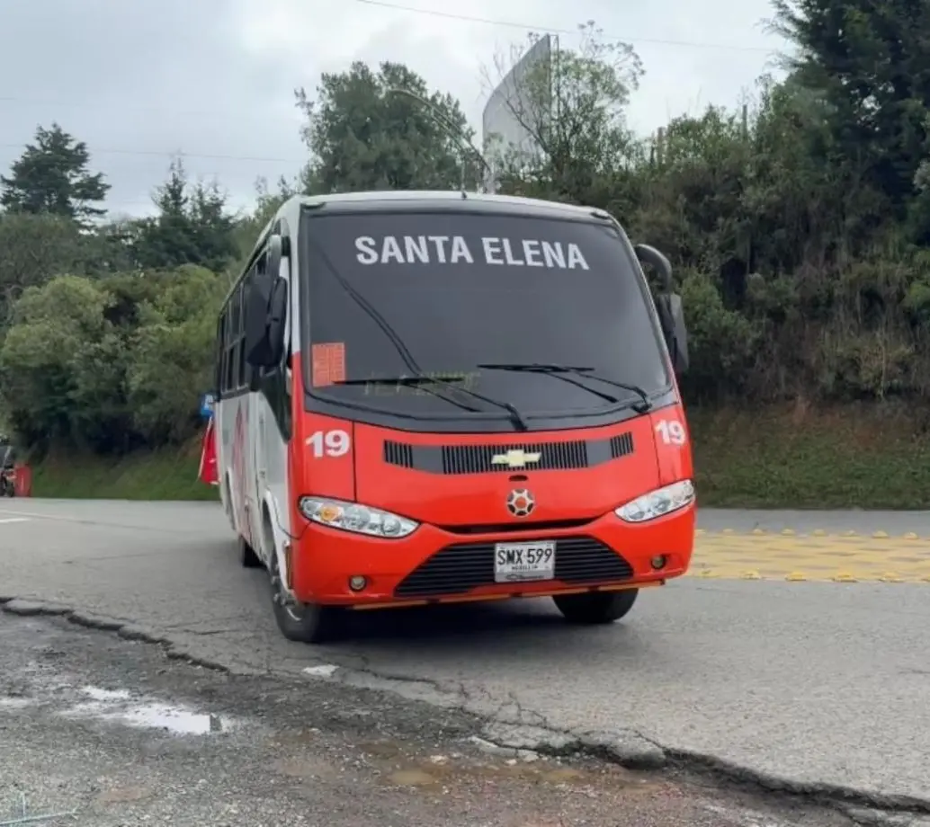 Uno de los buses de la empresa de transporte Trasancoop que prestará el servicio interveredal en Santa Elena. FOTO Alcaldía de Medellín.