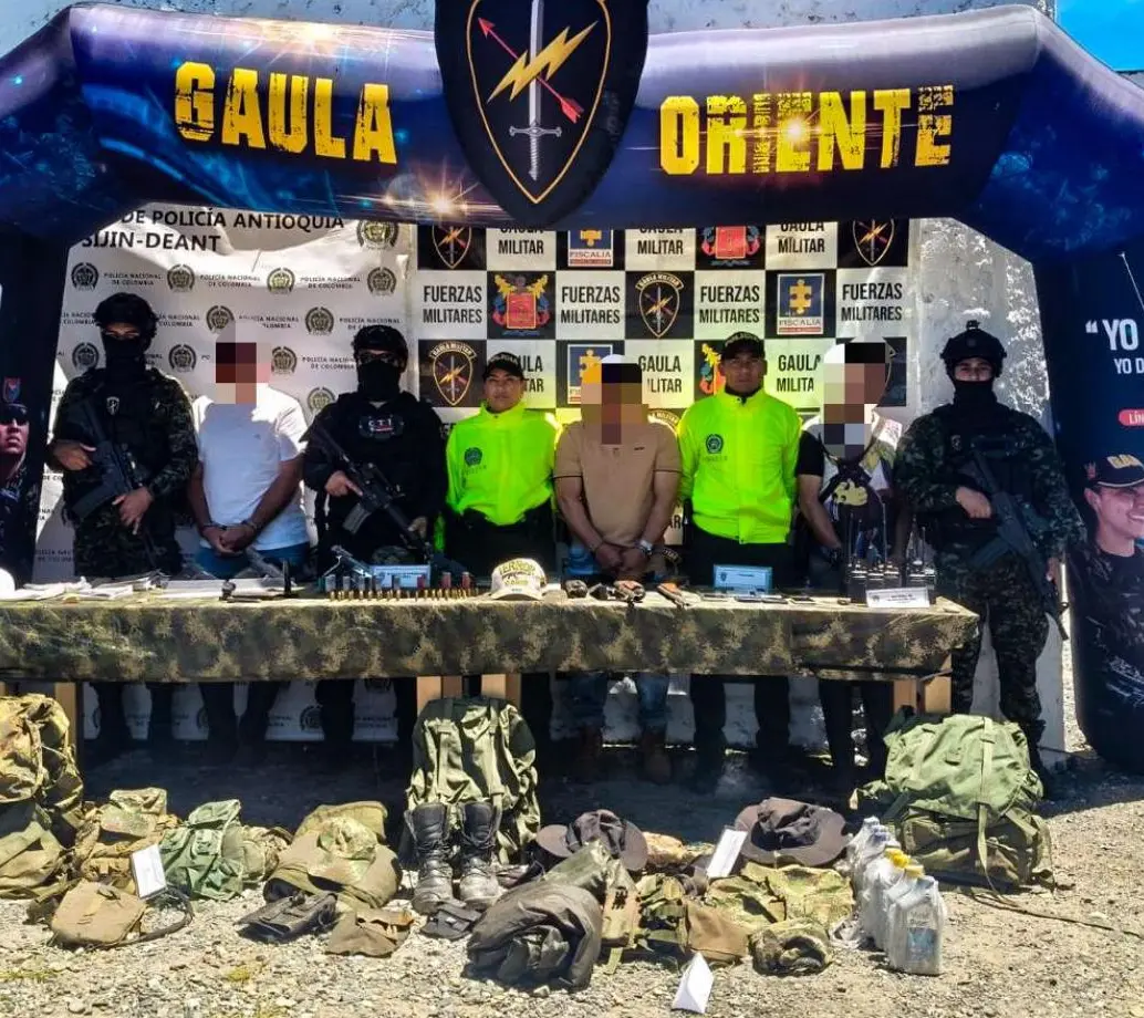 Entre los elementos incautados hay cuatro pistolas, tres escopetas, tres vehículos y dos motocicletas. FOTO Cuarta Brigada del Ejército.