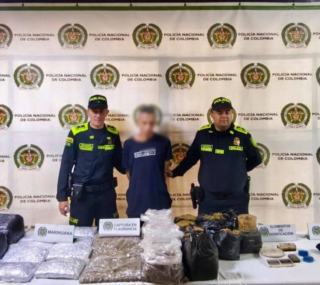 Alias “El Flaco” y los estupefacientes incautados en un inmueble del nororiente de Medellín. FOTO Cortesía Policía Metropolitana. 