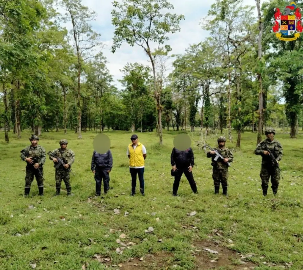 Personal de la Fiscalía y el Ejército en uno de los 19 bienes a los que se les hizo extinción de dominio. FOTO Fiscalía. 
