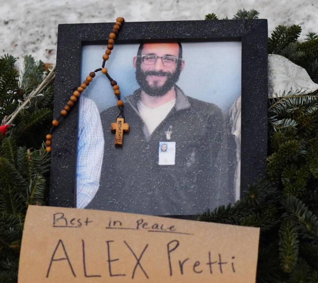 En Mineápolis, cientos de habitantes de EE. UU. van con velas y pancartas al parque Whittier, donde se realizó un altar en su honor. FOTO Cortesía AFP.