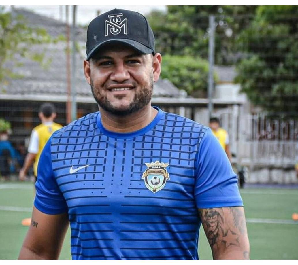 El técnico de fútbol aficionado, Aldair Pérez Sarmiento, en medio de uno de sus entrenamientos en el municipio de Sabanagrande. FOTO Cortesía Facebook Escuela de Fútbol Real Sabanagrande. 