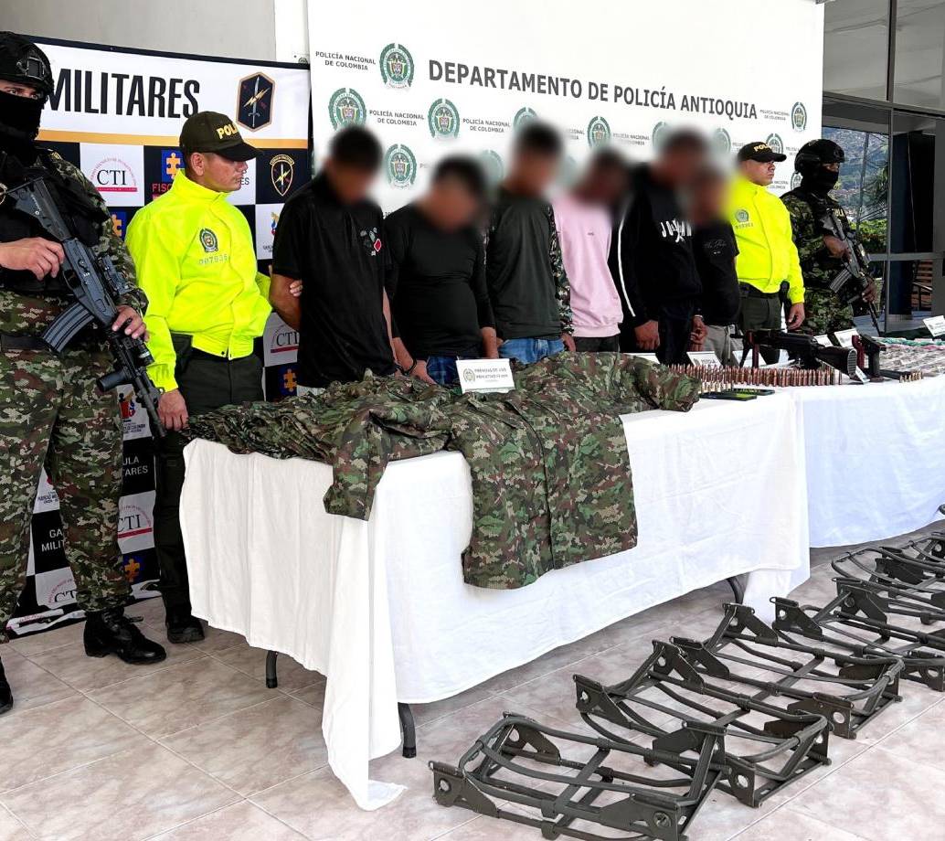Junto a alias ‘Chibolo’, fueron capturados otros cinco presuntos integrantes de este grupo criminal. FOTO Policía Antioquia. 