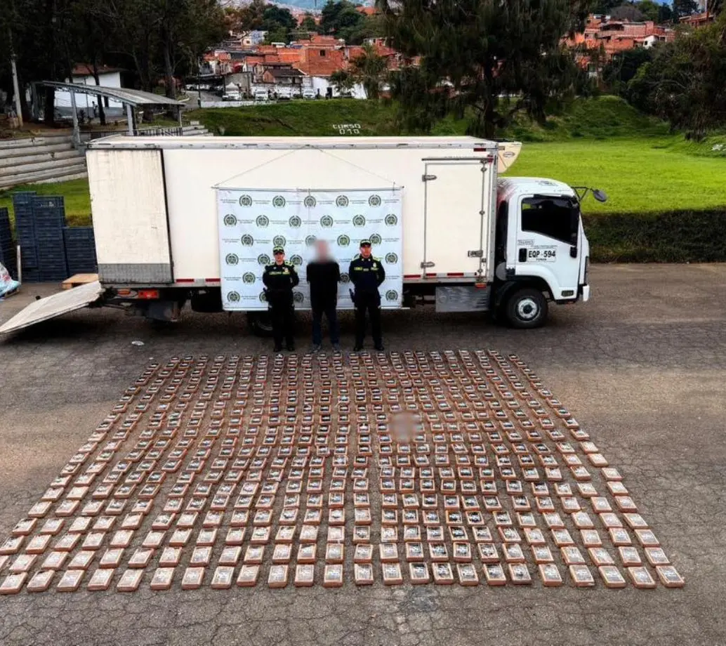 Las más de 300 panelas que venían en el fondo de un camión y traían 587 kilogramos de clorhidrato de cocaína. FOTO Policía Metropolitana. 
