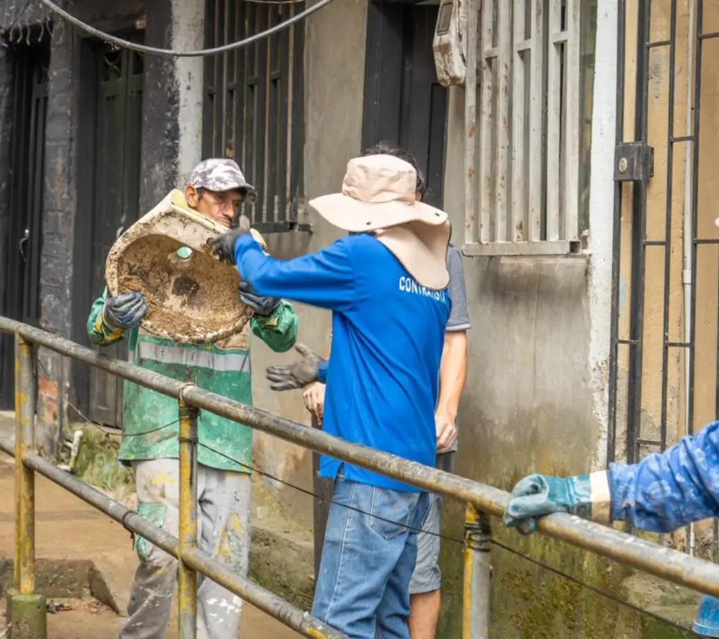 Personal de aseo sacando algunos de los residuos voluminosos que no permitían el flujo en la quebrada La Castro de la comuna 8 Villa Hermosa. FOTO Cortesía Alcaldía de Medellín. 