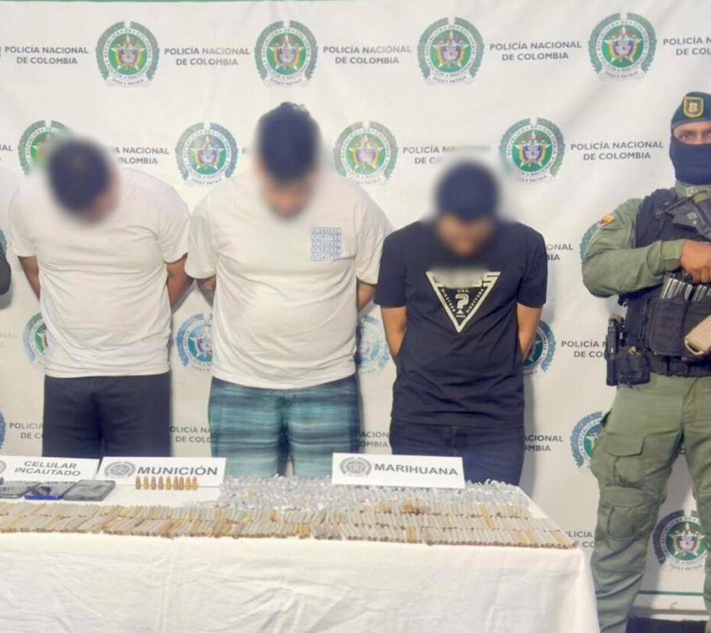 Los tres hombres capturados junto a los elementos que les fueron incautados mientras se encontraban en una finca en Sopetrán. FOTO Policía Metropolitana. 