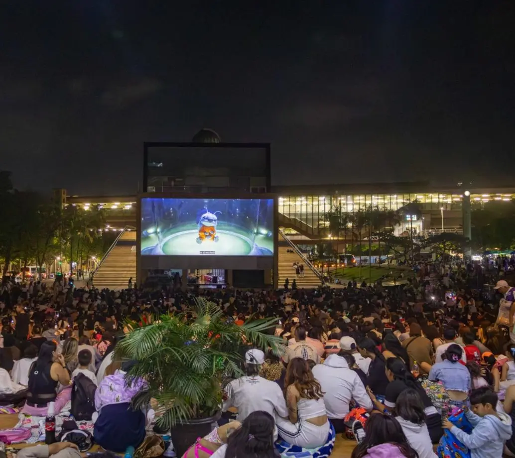 Cine al aire libre en el Parque de los Deseos de Medellín. FOTO: Alcaldía de Medellín