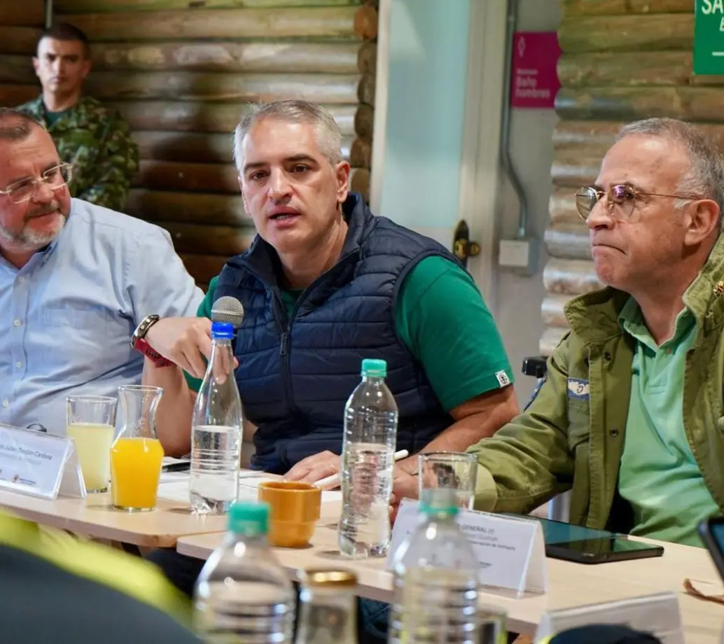 De izquierda a derecha: Jorge Rivas, alcalde de Rionegro; Andrés Julián Rendón, gobernador de Antioquia; y Luis Eduardo Martínez, secretario de Seguridad de Antioquia. FOTO Alcaldía de Rionegro.