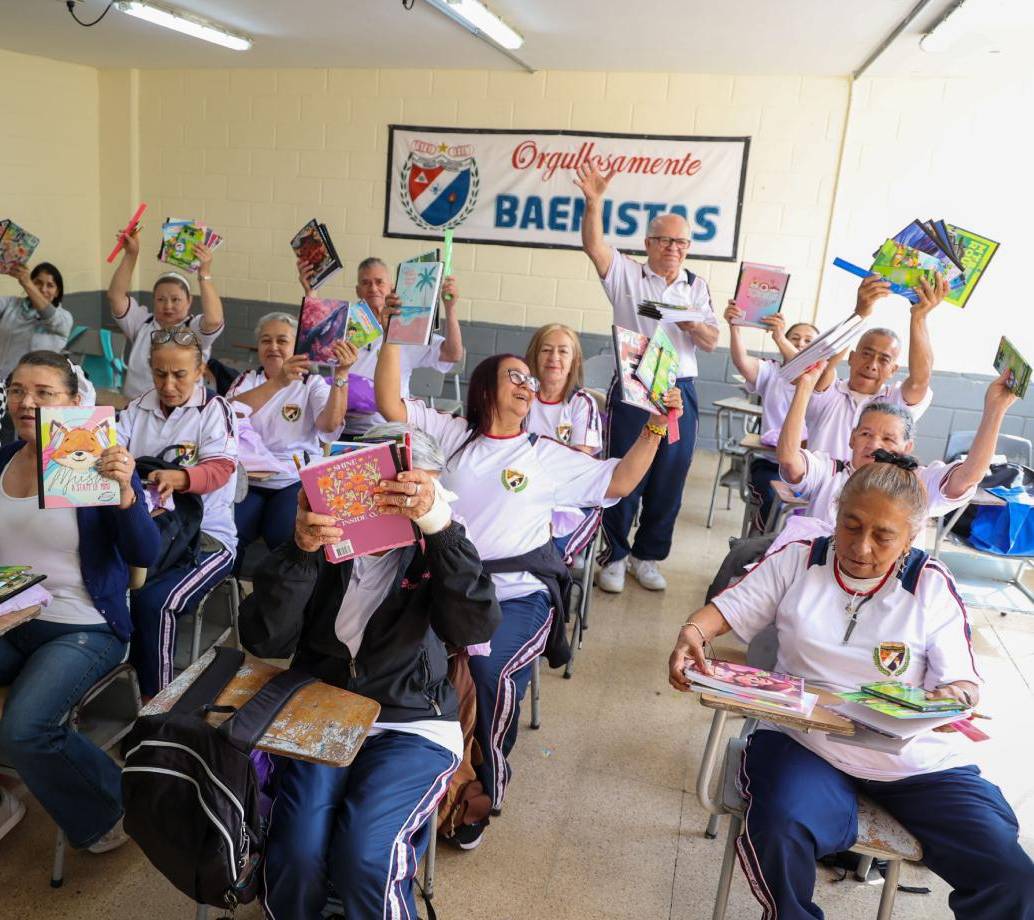Adultos mayores en una de las aulas de las instituciones educativas vinculadas al programa. FOTO Alcaldía de Bello. 