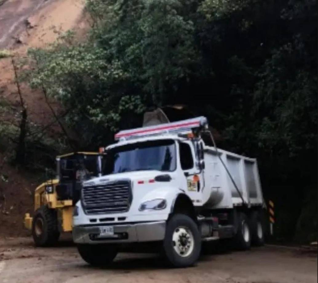 Uno de los últimos deslizamientos que afectó el paso entre Cañasgordas y Santa Fe de Antioquia. FOTO Cortesía.