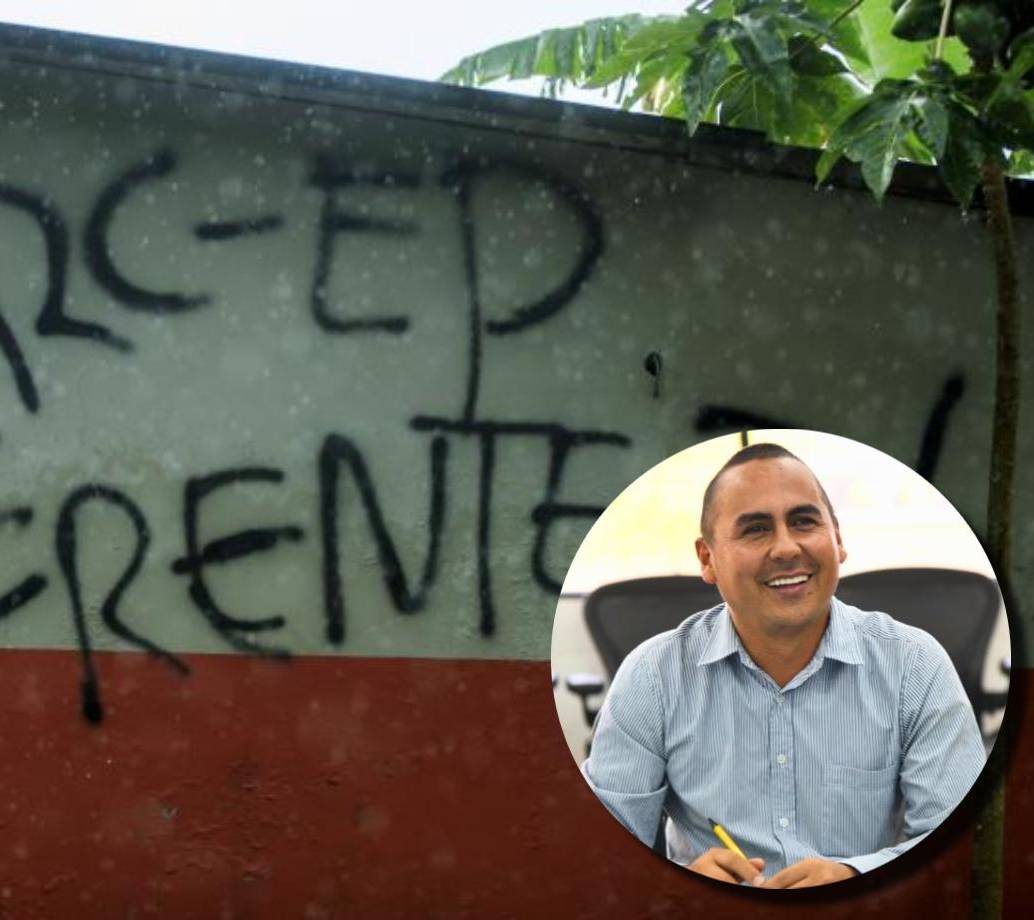 En el fondo, un grafiti alusivo al Frente 36 de las disidencias de las FARC en el municipio de Briceño, Norte de Antioquia. En miniatura en la esquina inferior derecha, el alcalde de esta localidad. Noé Espinosa Vásquez. FOTOS Camilo Suárez y Alcaldía de Briceño.