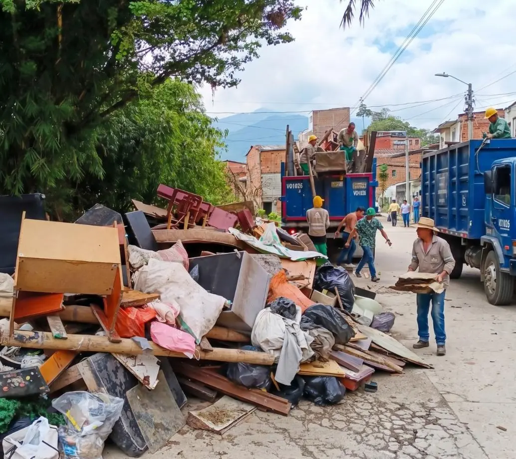 Esta es la gran cantidad de residuos que inundaban las calles de este municipio localizado en el área metropolitana. FOTO Cortesía 