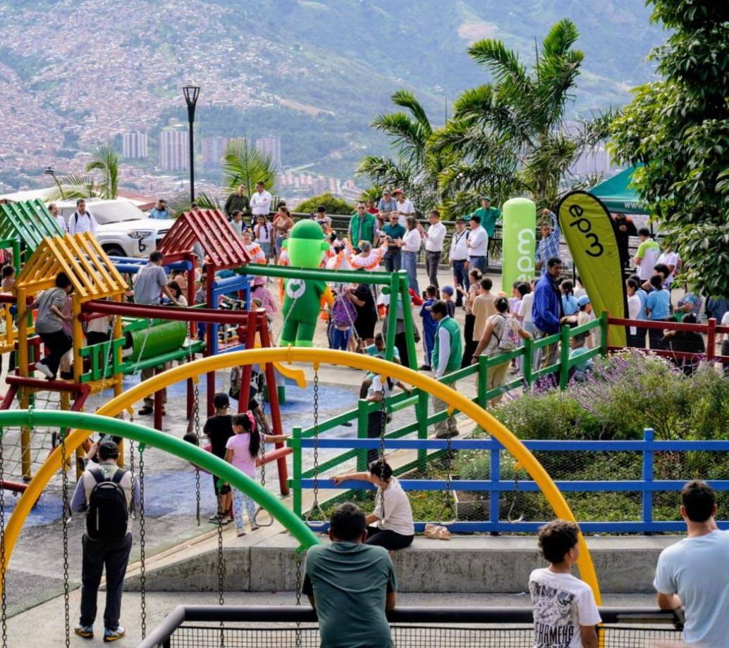 Así quedó el nuevo parque infantil en Manrique construido con materiales reciclables. FOTO EPM. 