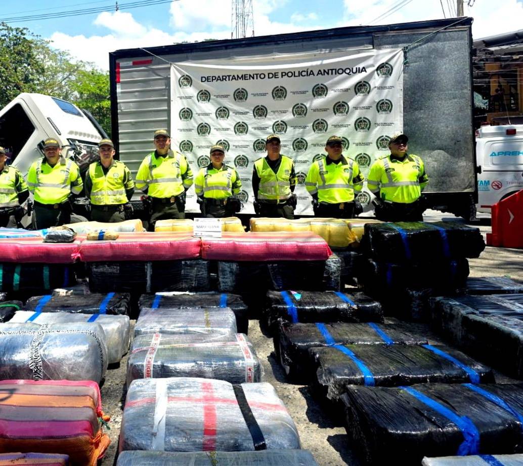 Este fue el “mega cargamento” de marihuana que la Policía encontró al interior del camión abandonado. FOTO Policía Antioquia. 
