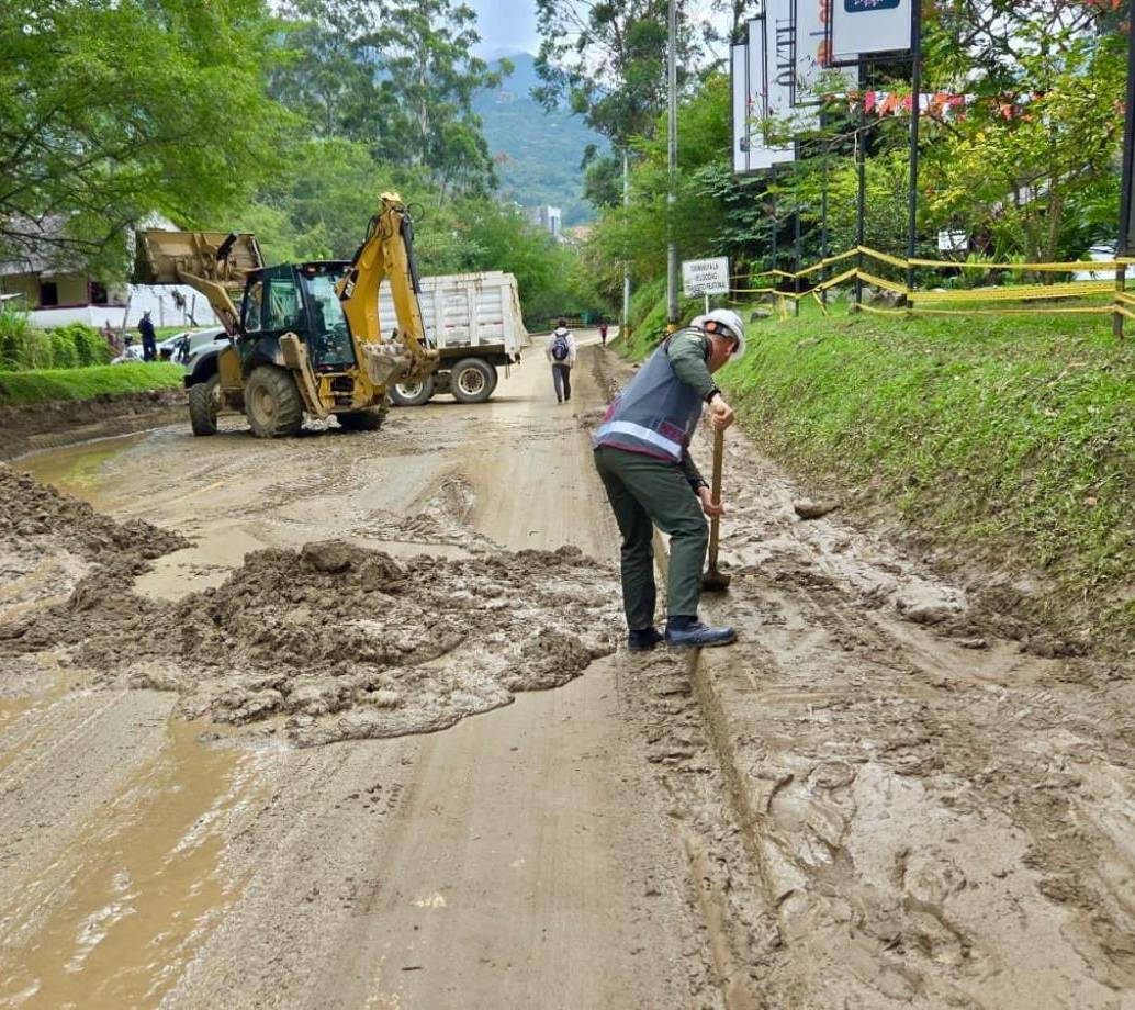 Así quedó una de las vías en este sector de Copacabana tras deslizamiento por lluvias. FOTO Cuarta Brigada del Ejército.