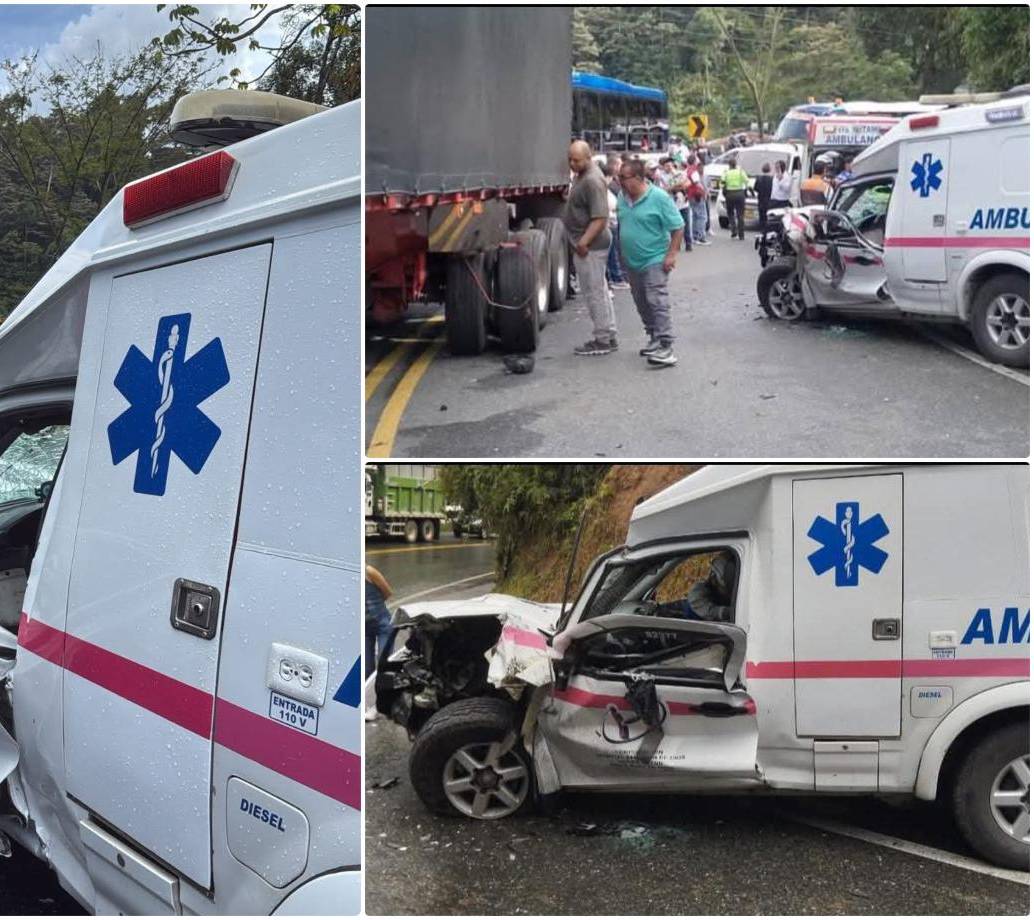 Aspecto de la ambulancia y la tractomula que colisionaron en la vía entre Medellín y Santa Rosa de Osos este lunes festivo. FOTOS: Cortesía