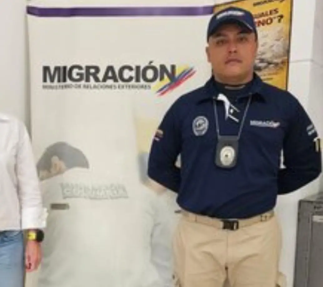 En la imagen, la mujer detenida y señalada por el delito de extorsión agravada. FOTO Migración Colombia.