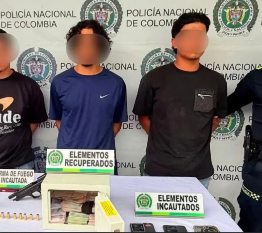 Además del dinero, en el procedimiento fue incautada un arma de fuego, proveedores y algunos celulares. FOTO Alcaldía de Rionegro. 