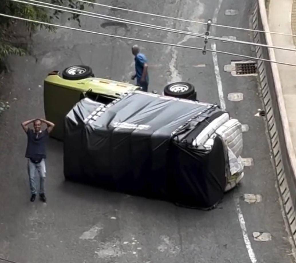 Así quedó el camión, volcado en medio de la loma San José de Sabaneta. FOTO @subeono
