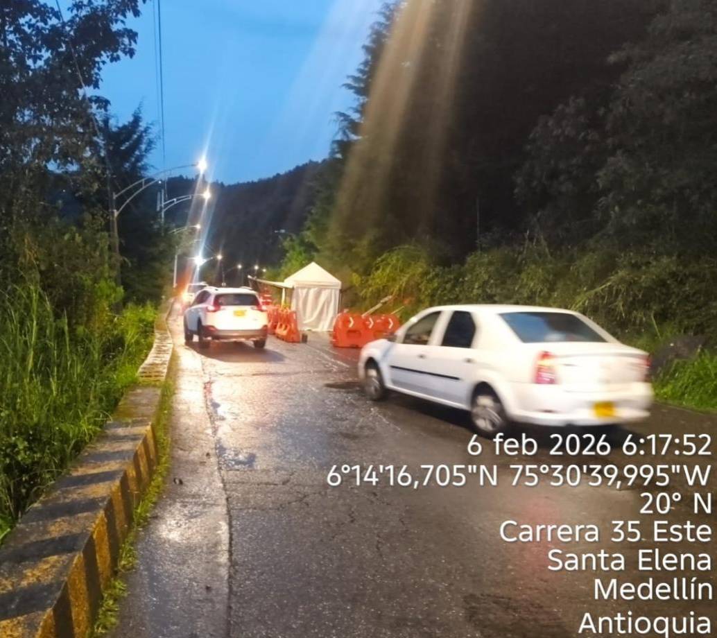 El paso por la vía Santa Elena se hace con un control de Pare y Siga. FOTO Cortesía Secretaría de Movilidad de Medellín. 