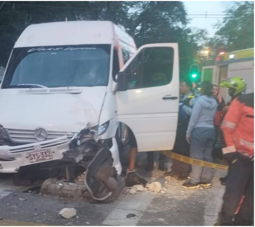El accidente ocurrió en la Avenida 80 con la calle 48, durante la madrugada de este jueves. FOTO: Cortesía Denuncias Antioquia