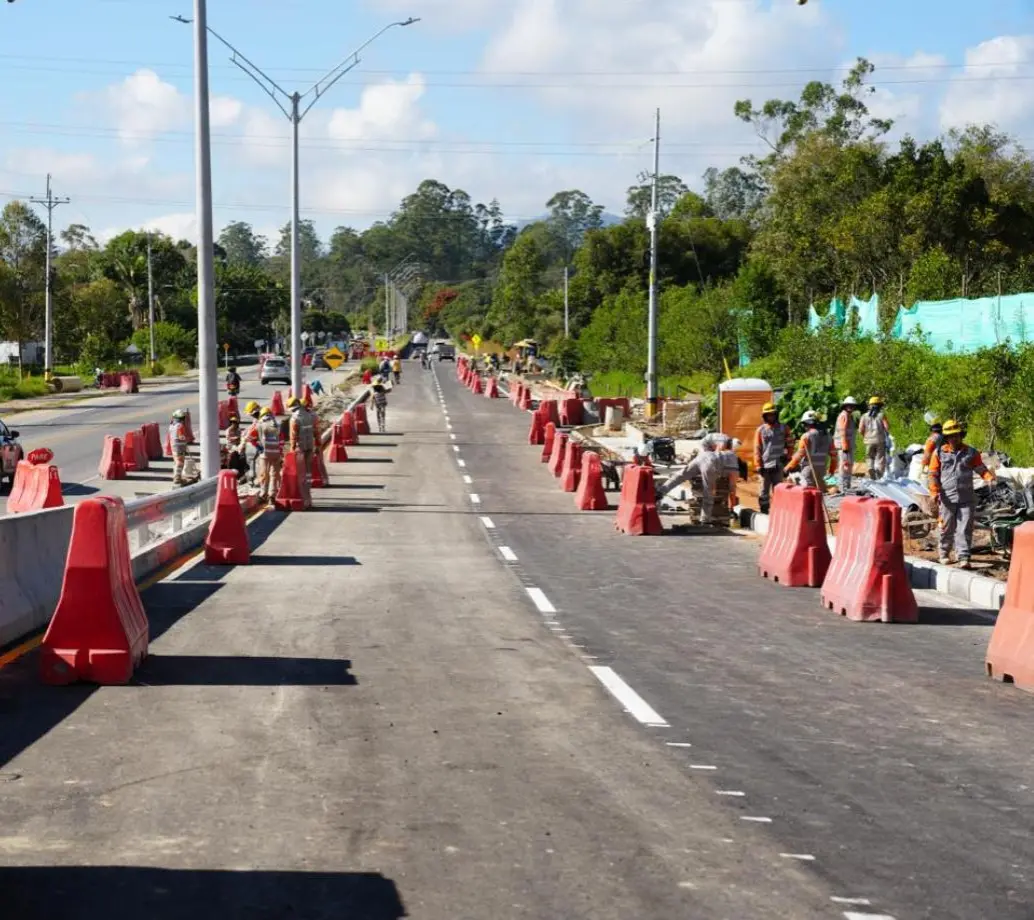 Si bien hay obras complementarias en ejecución en el puente sobre el río Negro, el paso vehicular ya fue habilitado. FOTO Alcaldía de Rionegro.